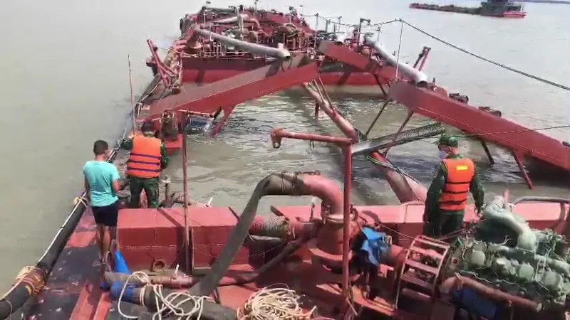 Lực lượng Biên phòng kiểm tra phương tiện khai thác cát trái phép.