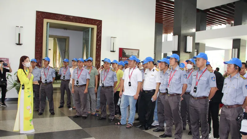 Đoàn cán bộ, thủy thủ tài kiểm ngư KN 290 nghe hướng dẫn viên giới thiệu về Dinh Thống Nhất. Ảnh: TRẦN YÊN