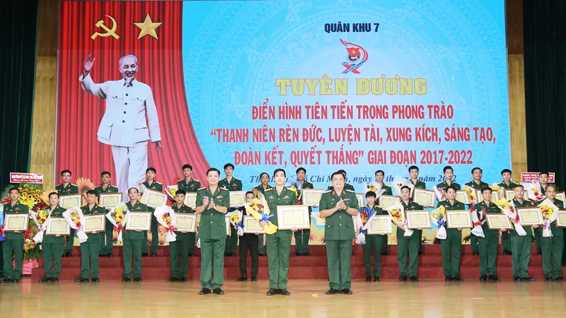 Trao bằng khen tuyên dương các điển hình tiên tiến. Ảnh: TRẦN YÊN. 
