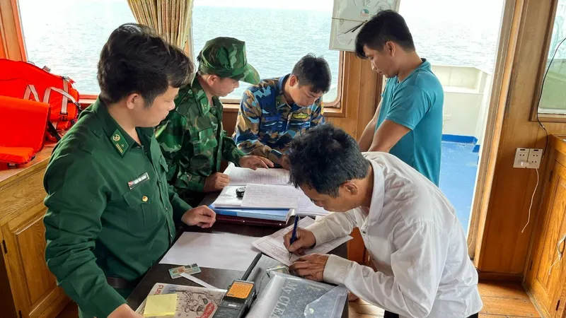 Lực lượng Bộ đội Biên phòng kiểm tra tàu chở dầu trái phép.
