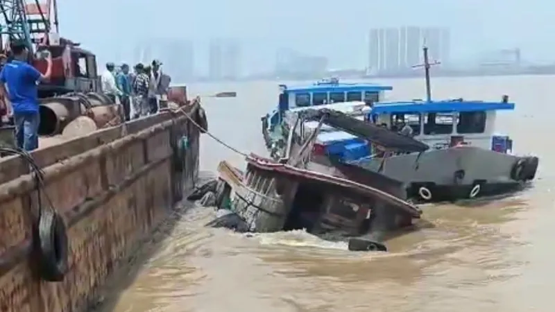Phương tiện đầu kéo bị chìm sau vụ va chạm