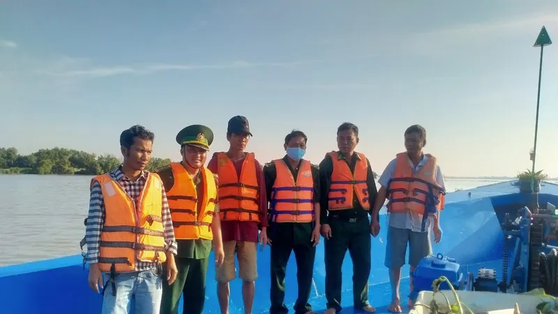 3 thuyền viên được cứu, đưa lên phương tiện của lực lượng biên phòng 