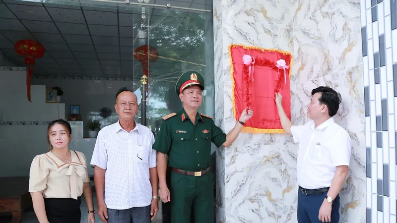 Thiếu tướng Nguyễn Trường Thắng cùng lãnh đạo chính quyền địa phương khai trương căn nhà mới, bàn giao cho người dân