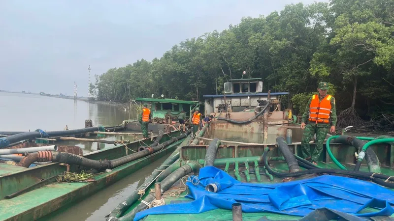 Bộ đội Biên phòng TPHCM bắt giữ 3 phương tiện khai thác cát trái phép