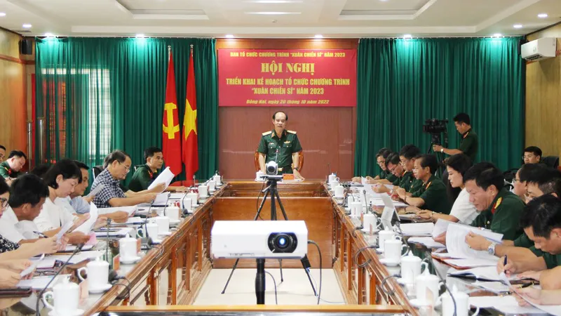 Thiếu tướng Hoàng Đình Chung chủ trì hội nghị. Ảnh: TRẦN YÊN