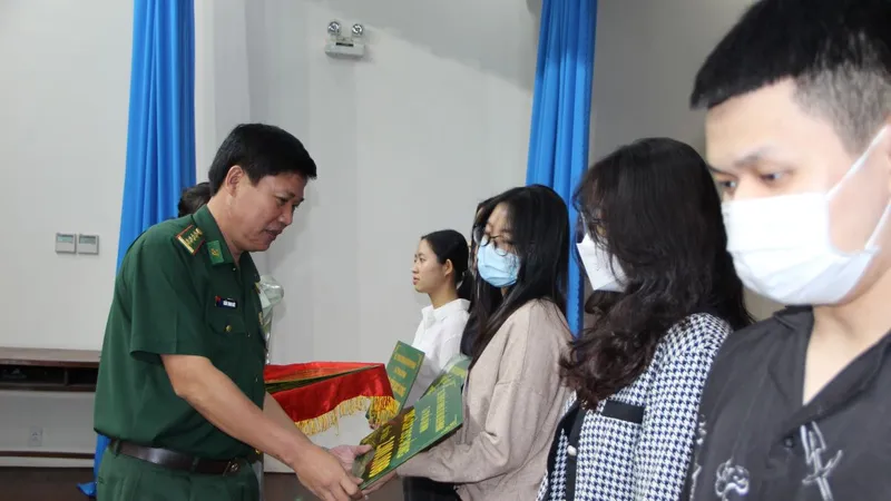 Thiều tướng Lê Thái Ngọc trao học bổng cho sinh viên. 