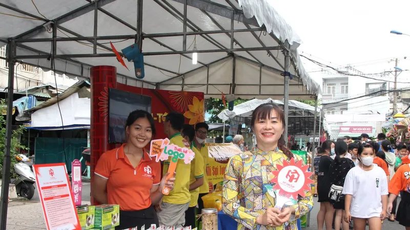 Đồng chí Trần Kim Yến phát biểu chia vui với người dân trong ngày hội.