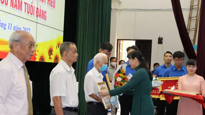 Bí thư Quận ủy Lê Thị Kim Hồng trao Huy hiệu 60 năm tuổi Đảng cho 3 đảng viên