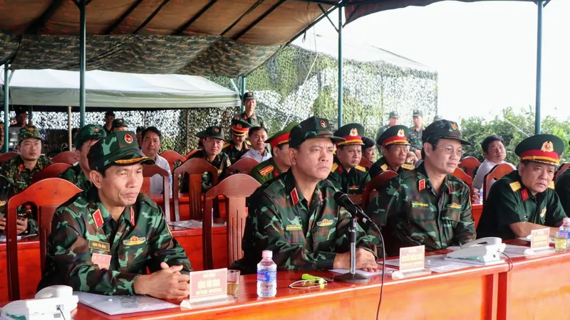 Thủ trưởng Bộ Tư lệnh Quân khu 7 cùng Bộ Tư lệnh TPHCM tgheo dõi cuộc diễn tập.