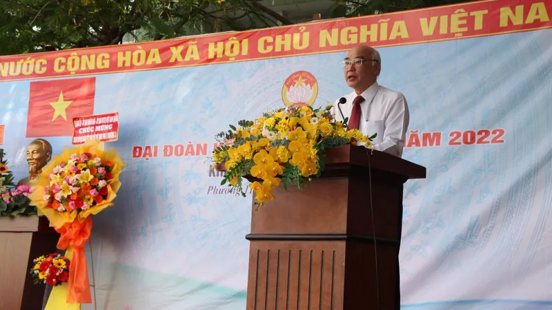 Tiếng trống khai hội vang lên trong niềm vui, phấn khởi của người dân. 