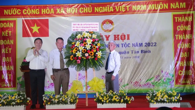 Phó Chủ tịch UBND TPHCM Dương Anh Đức tặng hoa chức mừng nhân dân khu phố 7