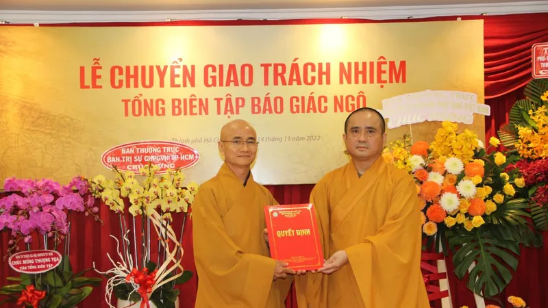Thượng tọa Thích Tâm Hải (bên phải) nhận quyết định, trách nhiệm Tổng Biên tập báo Giác ngộ. Ảnh: TRẦN YÊN​