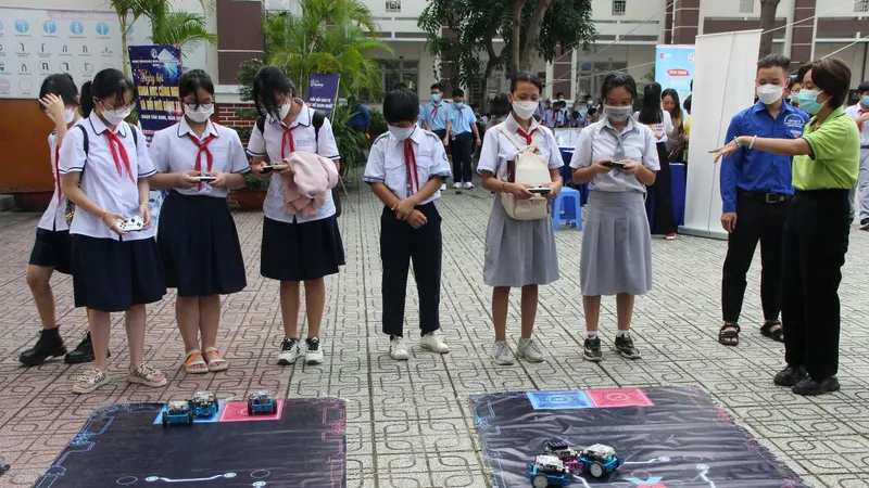 Lãnh đạo chính quyền cùng các đơn vị tham gia ngày hội khoa học.