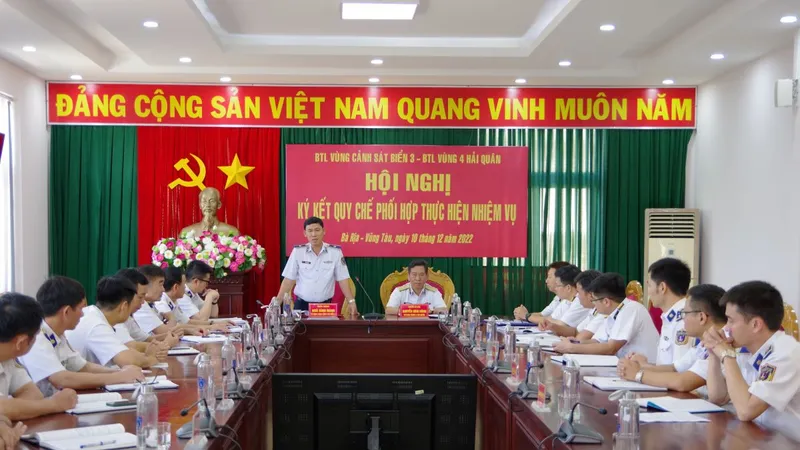 Thiếu tướng Ngô Bình Minh (đứng) và Chuẩn Đô đốc Nguyễn Đình Hùng (ngồi) chủ trì lễ ký kết.