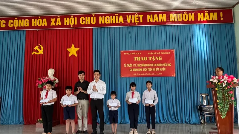 Những học sinh nghèo hiếu học vui mừng được nhận học bổng .