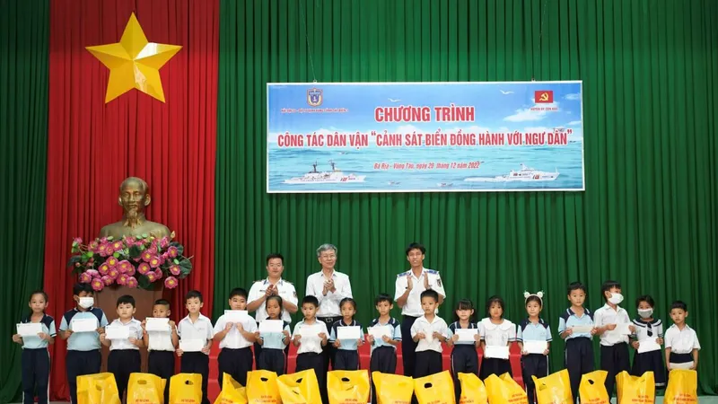 Chỉ huy Hải đội 33 trao quà cho học sinh
