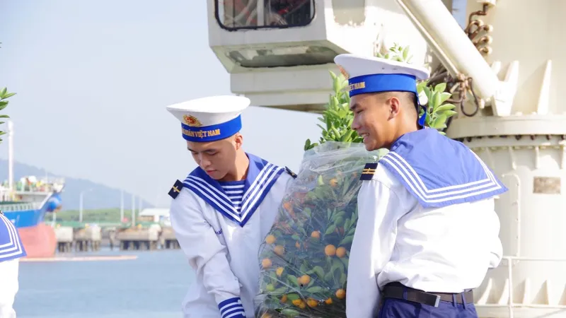 Những chậu quất tết đầu tiên được các chiến sĩ hải quân chuyển lên tàu