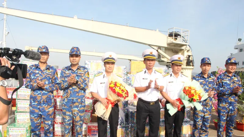 Đại tá Đặng Mạnh Hùng trao tặng hoa, động viên đoàn trước giờ lên đường