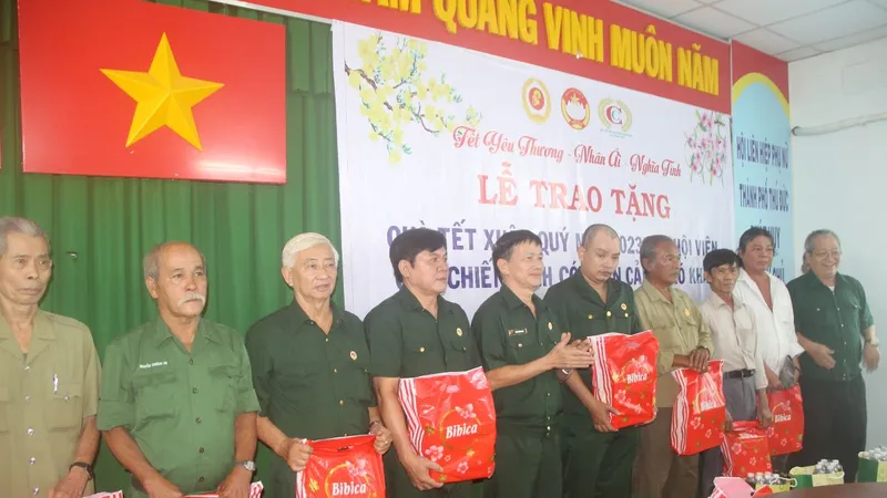 Trung tướng Hoàng Văn Nghĩa (đứng giữa) trao quà cho các hội viên