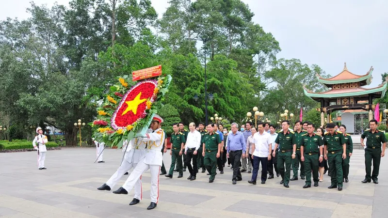 Các đại biểu tham gia chương trình viếng Đền Bến Dược huyện Củ Chi, TPHCM.