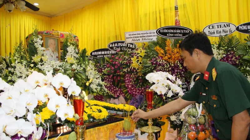 Trung tá Vũ Việt Hùng thắp hương, viếng Đại tá Bùi Văn Tùng.