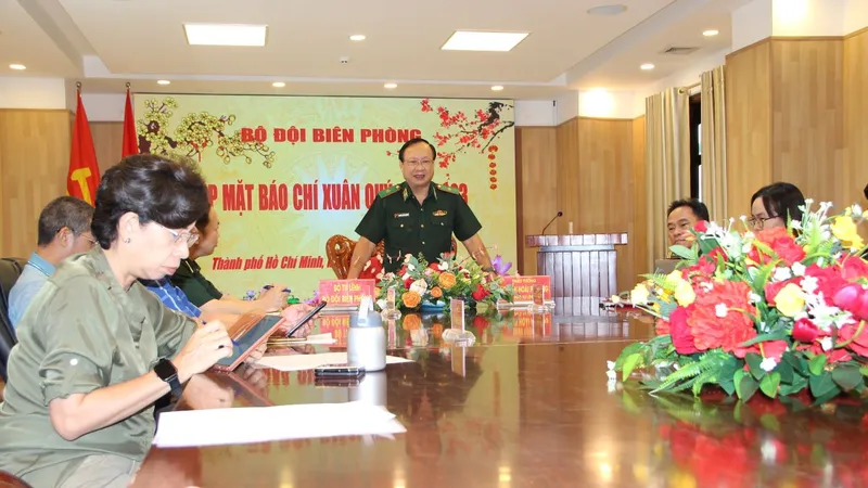 Thiếu tướng Nguyễn Hoài Phương chủ trì buổi gặp mặt báo chí