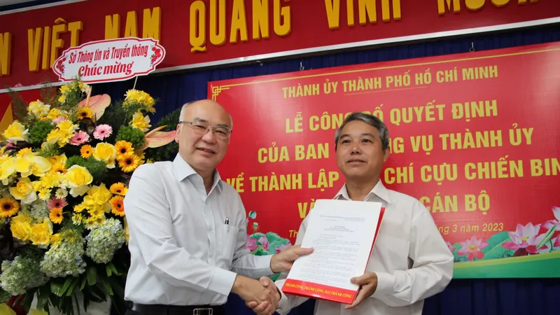 Đồng chí Phan Nguyễn Như Khuê trao quyết định bổ nhiệm Phó Tổng biên tập Phụ trách cho đồng chí Phan Gia Hoài.