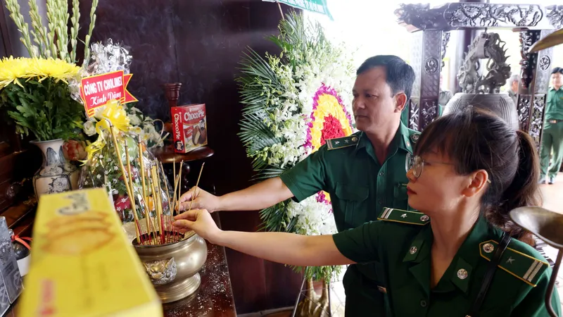 Dâng hương tri ân liệt sĩ thanh niên xung phong đã ngã xuống vì Tổ quốc