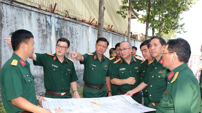 Trung tướng Nguyễn Trường Thắng cùng chỉ huy Bộ Tư lệnh Quân khu 7 kiểm tra vị trí trên bản đồ