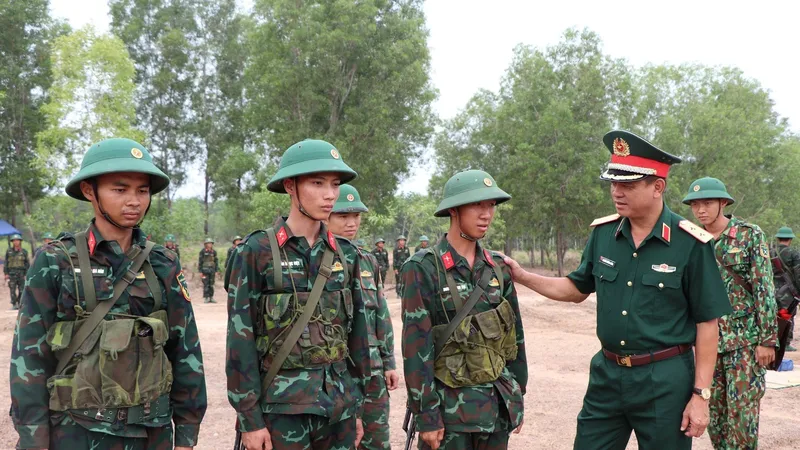 Trung tướng Nguyễn Trường Thắng ân cần thăm hỏi, động viên chiến sĩ mới.