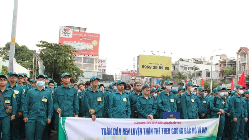 Lực lượng Dân quân tự vệ địa phương tham gia chạy bộ vì sức khỏe toàn dân. Ảnh: TRẦN YÊN