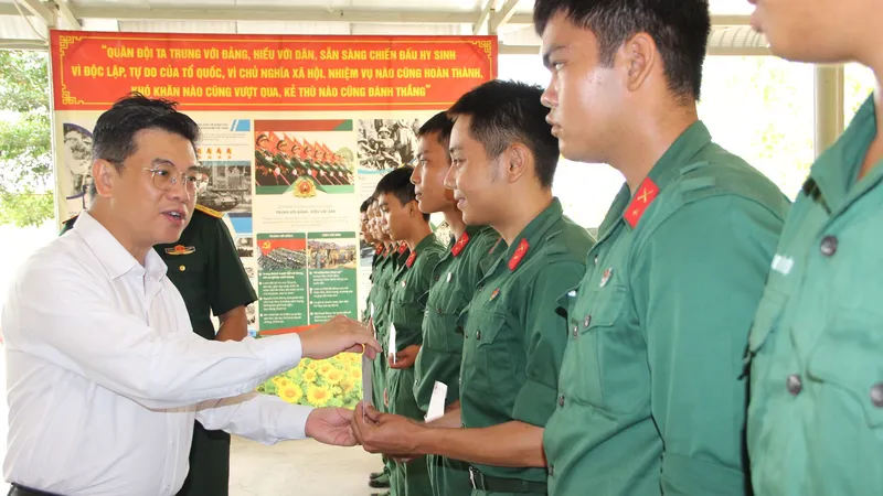 Phó Chủ tịch HĐND TPHCM Nguyễn Văn Dũng trao quà cho chiến sĩ mới tại Tiểu đoàn 2, Trung đoàn Gia Định. Ảnh: TRẦN YÊN