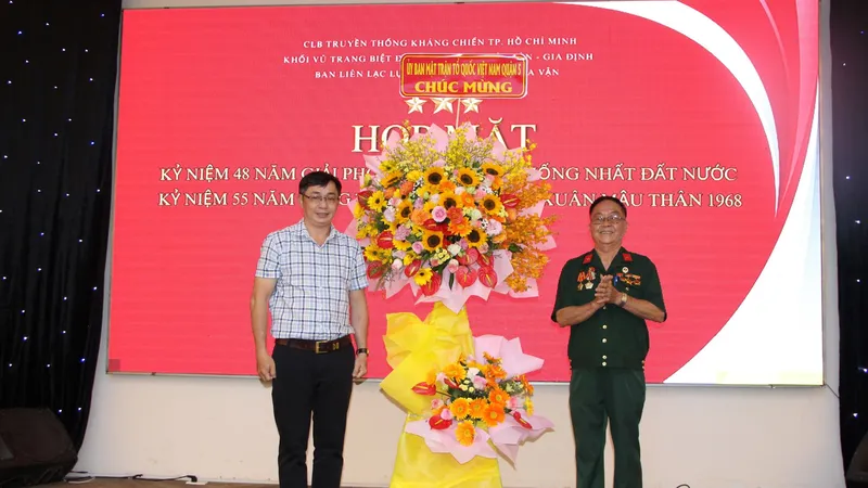 Đại diện Ủy ban Mặt trận Tổ quốc Việt Nam TPHCM tặng hoa chúc mừng Ban liên lạc tại buổi gặp mặt 