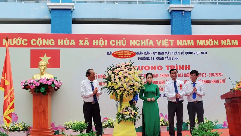 Đồng chí Trương Hòa Bình tặng hoa chúc mừng cán bộ, nhân dân phường 11