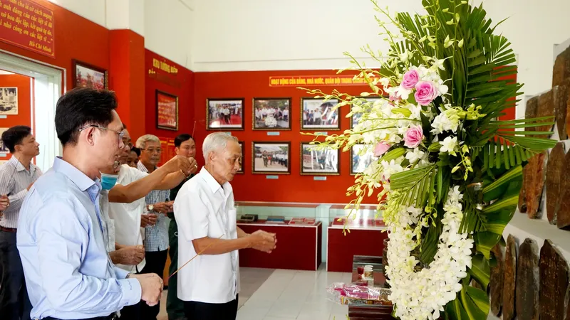 Các đồng chí lãnh đạo và đại biểu dâng hương tưởng niệm các anh hùng, liệt sĩ