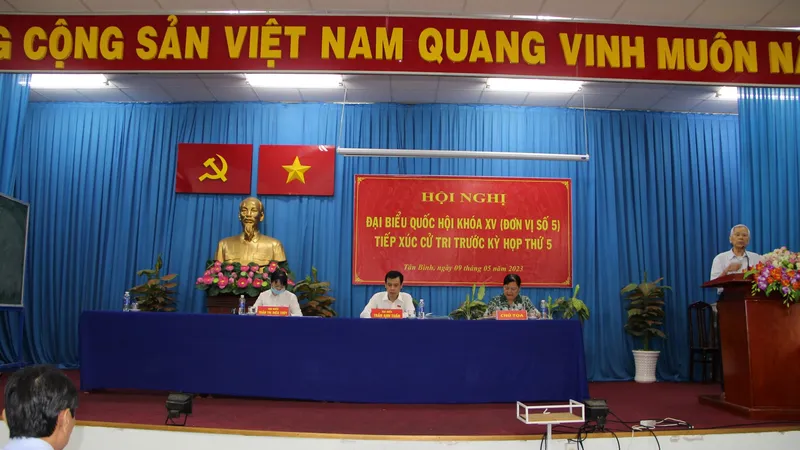 Quang cảnh buổi Đại biểu Quốc hội tiếp xúc cử tri quận Tân Bình. 