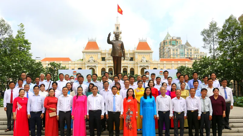 Đoàn đại biểu tham dự hội nghị tại lễ dâng hoa, báo công với Bác.