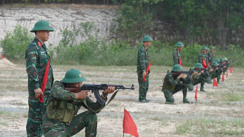Chiến sĩ mới tự tin thực hiện các tư thế trong bài kiểm tra bắn súng tiểu liên AK bài 1