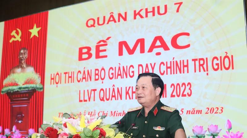 Trung tướng Trần Hoài Trung phát biểu tại lễ bế mạc hội thi