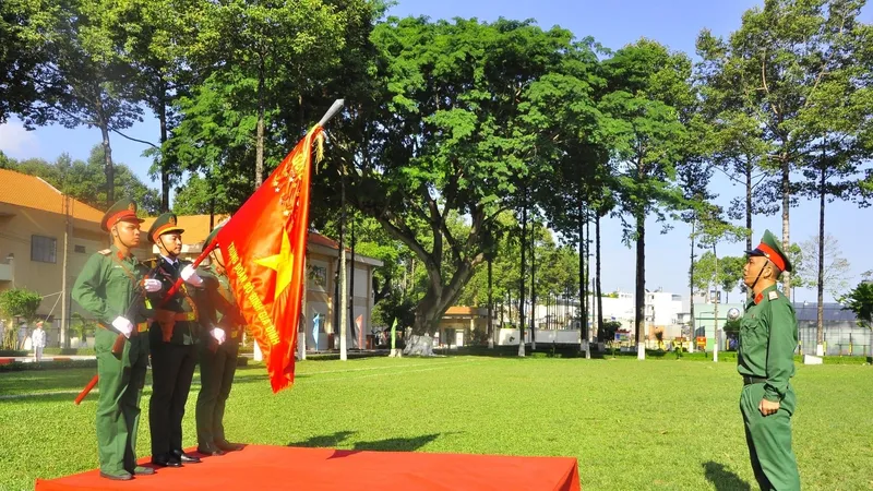 Chiến sĩ mới đọc 10 lời thề danh dự trước Quân kỳ
