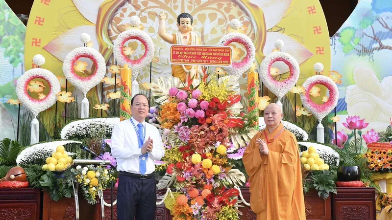 Đồng chí Nguyễn Hồ Hải tặng hoa chúc mừng Đại lễ Phật đản. Ảnh: VIỆT DŨNG