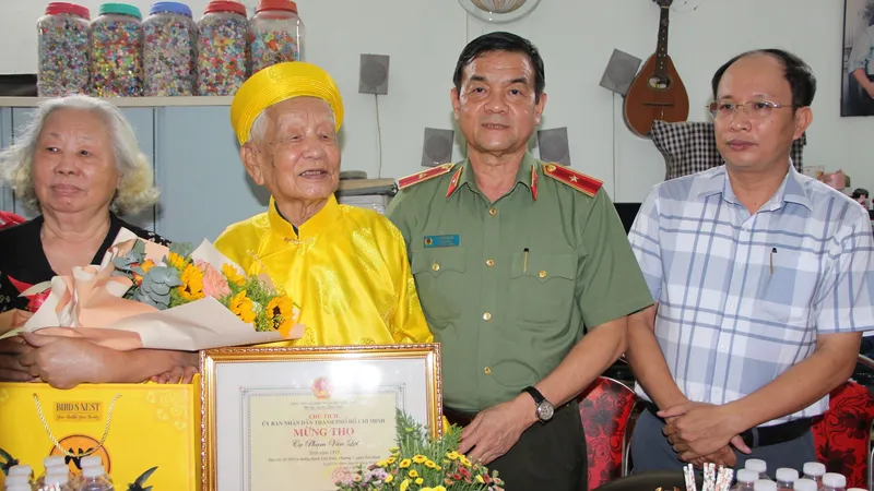 Thiếu tướng Lê Hồng Nam thăm, tặng quà cụ ông Phạm Văn Lợi.