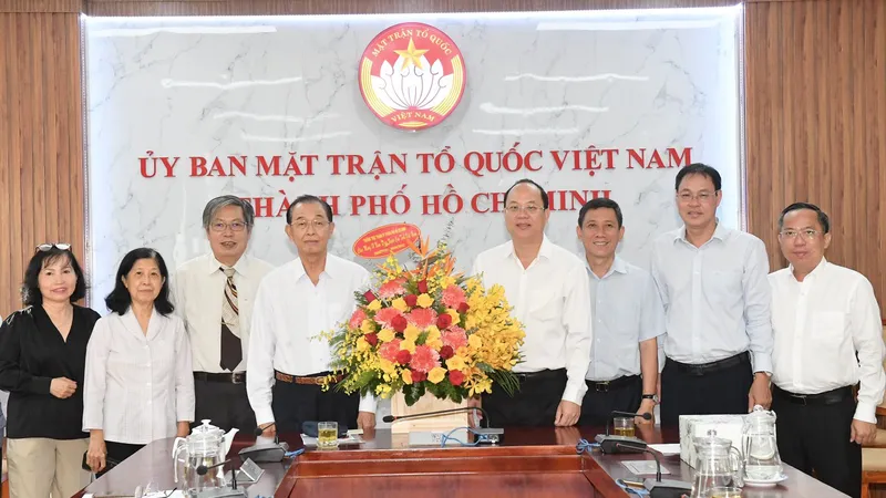 Đồng chí Nguyễn Hồ Hải thăm, tặng quà và chúc mừng Ban Đại diện Hội Người cao tuổi TPHCM - Ảnh: VIỆT DŨNG