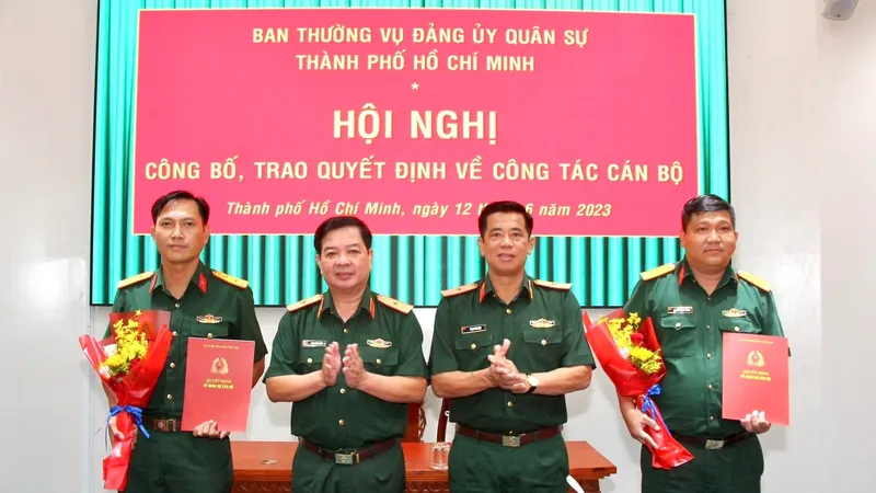 Thiếu tướng Phan Văn Xựng và Thiếu tướng Phạm Văn Rậm, Phó Tư lệnh Bộ Tư lệnh TPHCM trao quyết định bổ nhiệm cho 2 đồng chí tại buổi lễ