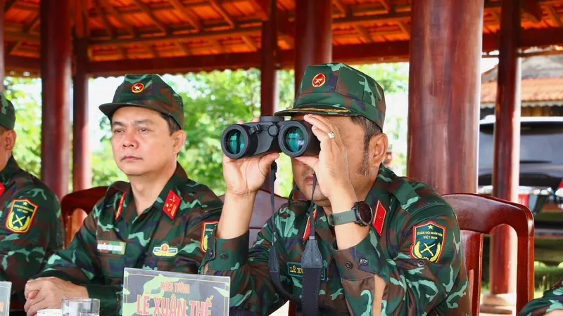 Thiếu tướng Lê Xuân Thế quan sát cuộc diễn tập