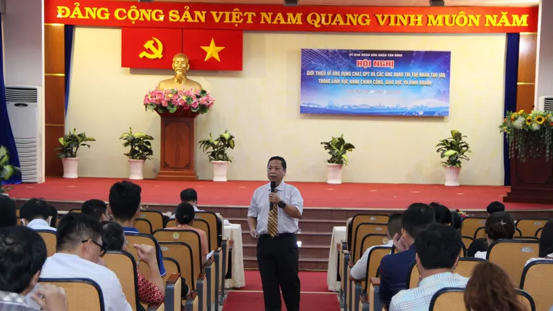 Phó Giáo sư- Tiến sĩ Đinh Điền giới thiệu các ứng dụng tại hội nghị. 