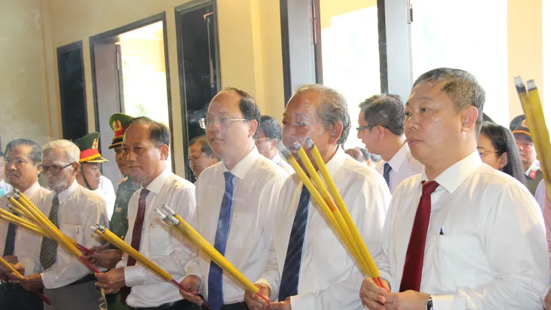 Đồng chí Trương Hòa Bình, đồng chí Nguyễn Hồ Hải cùng các đại biểu dâng hương tại lễ giỗ