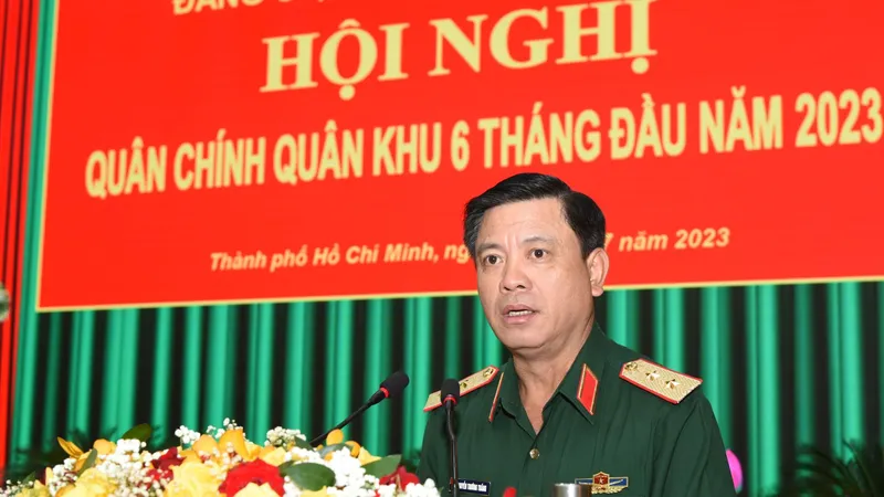 Trung tướng Nguyễn Trường Thắng, Ủy viên Trung ương Đảng, Tư lệnh Quân khu phát biểu tại hội nghị