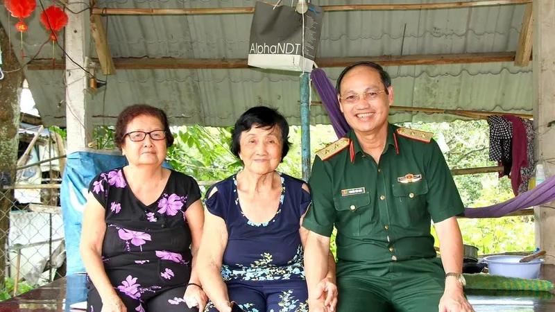 Bộ Tư lệnh TPHCM thăm, tặng quà nữ du kích Củ Chi