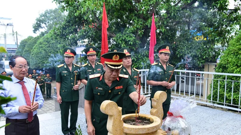 Đoàn công tác do Thiếu tướng Hoàng Đình Chung làm trưởng đoàn dâng hương tại Bia truyền thống lực lượng vũ trang Quân khu 7